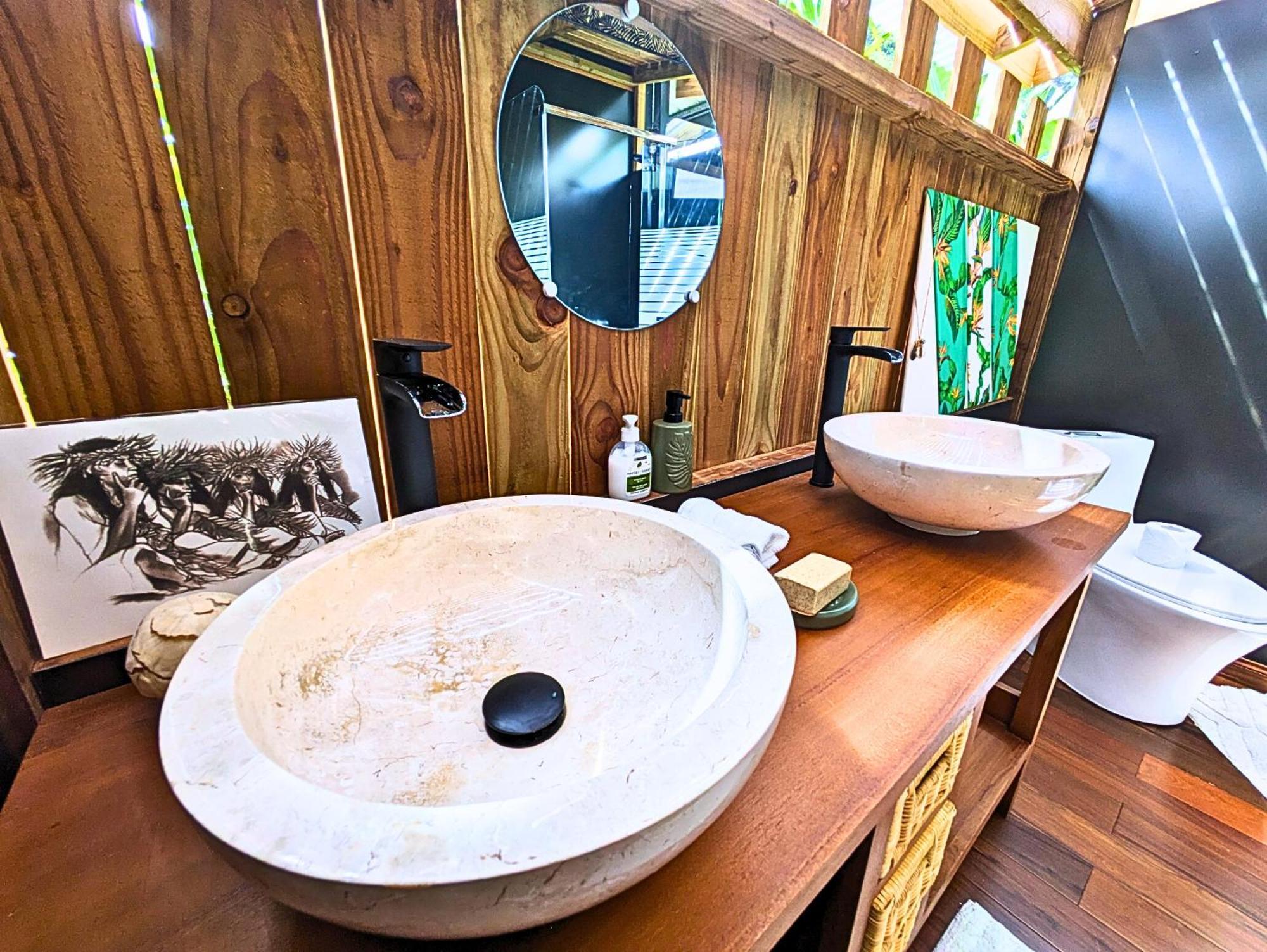 Natura Om Teahupoo Surf Lodge Toanoano المظهر الخارجي الصورة